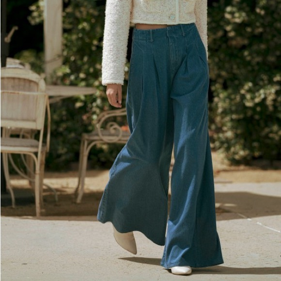 Front pleated detail wide leg denim pants with front hook...